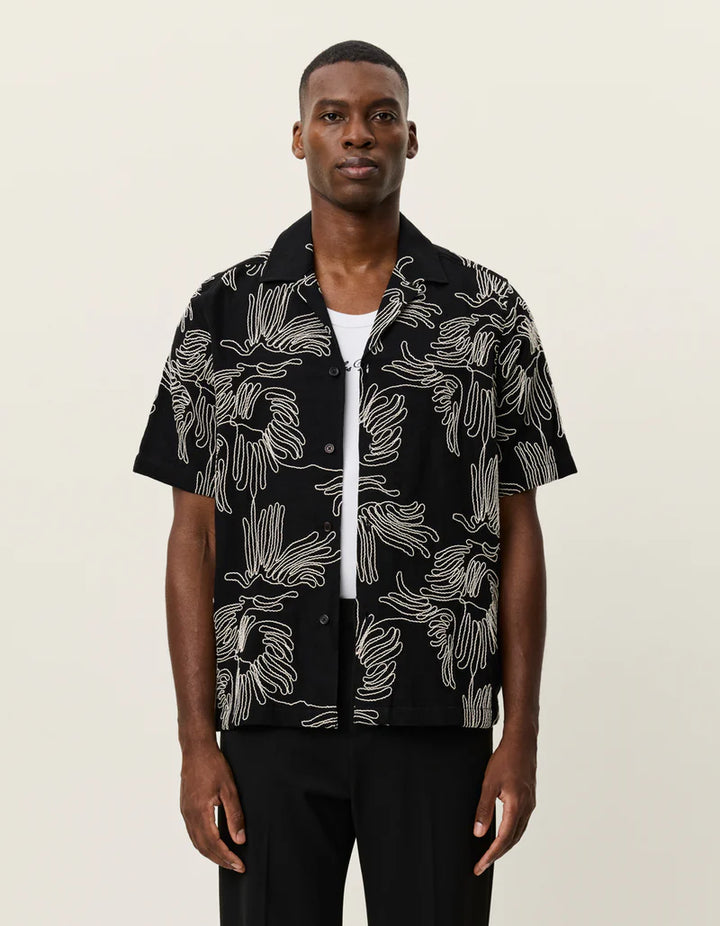 LIAM FLOWER SHORTSLEEVE SHIRT (BLACK) - LES DEUX