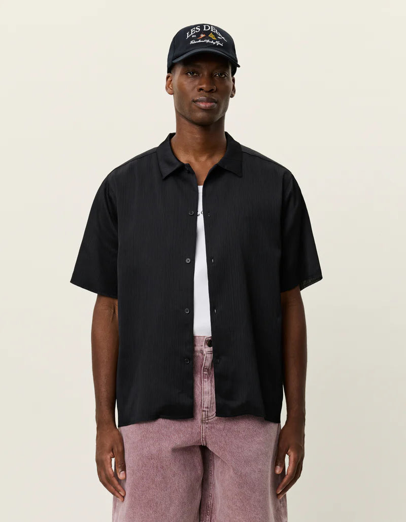 HECTOR PLEATED SHORT SLEEVE SHIRT (BLACK) - LES DEUX