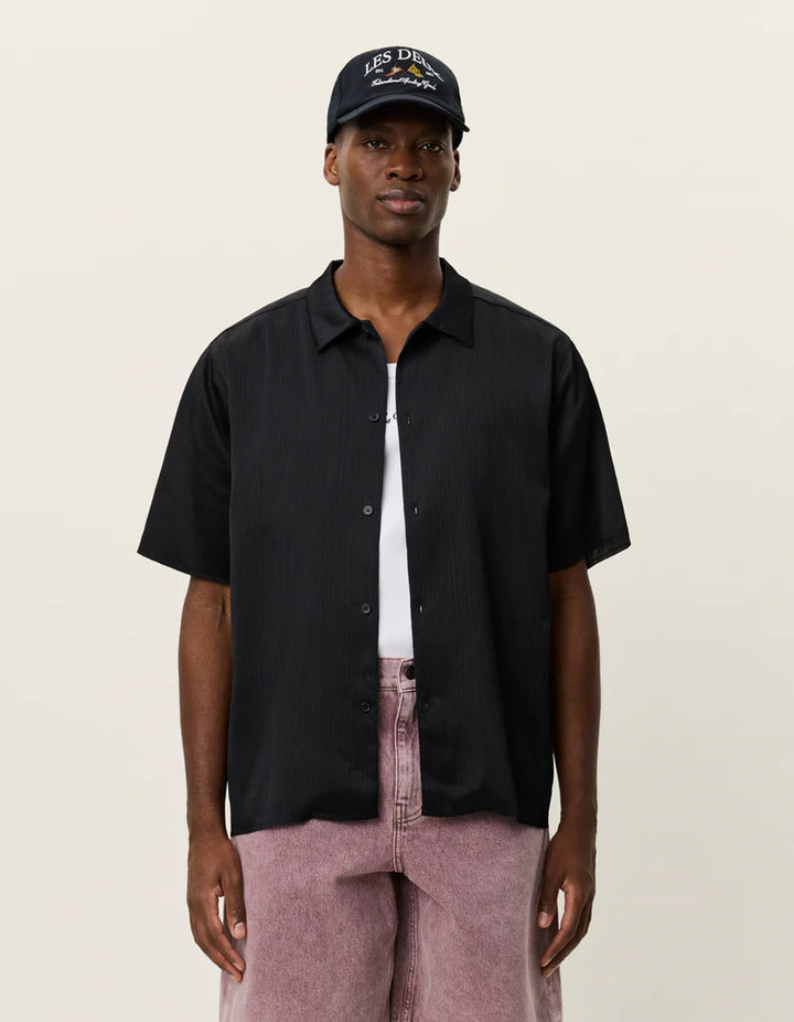 HECTOR PLEATED SHORT SLEEVE SHIRT (BLACK) - LES DEUX